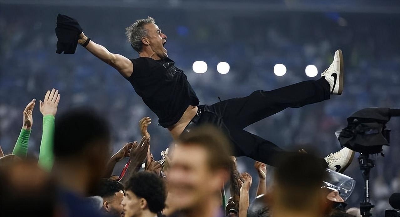 包含转折点巴黎圣日耳曼回应争议，法甲今晚攻防权衡，球迷炸锅，球队文化再被提及的词条